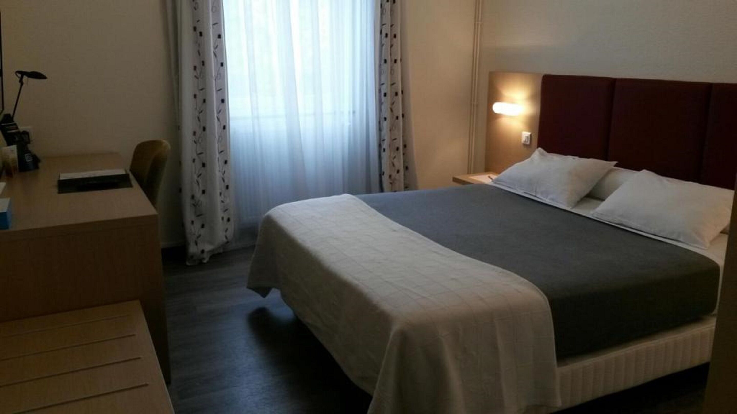 Bureau, Wi-Fi gratuit, draps fournis