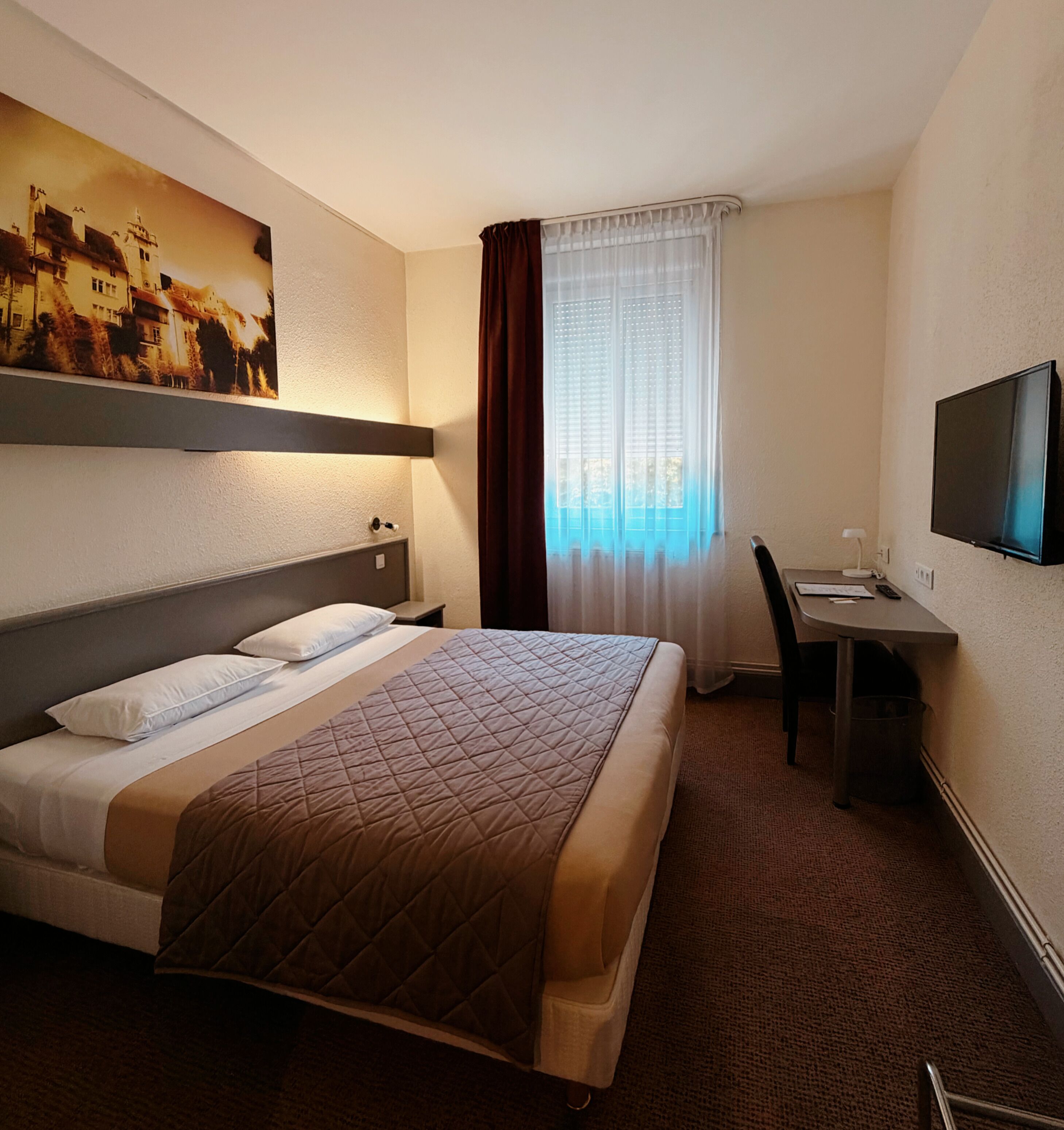 ECO DOUBLE with bath, air-conditioned | Desk, free WiFi, bed sheets, wheelchair access