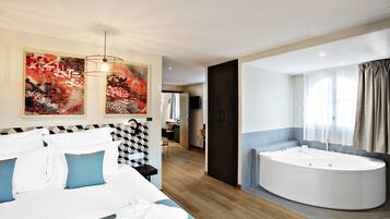 Honeymoon tweepersoonskamer, 1 kingsize bed, bubbelbad | Badkamer | Designer toiletartikelen, een haardroger, badjassen, pantoffels