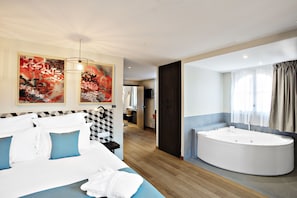 Honeymoon tweepersoonskamer, 1 kingsize bed, bubbelbad | Badkamer | Designer toiletartikelen, een haardroger, badjassen, pantoffels