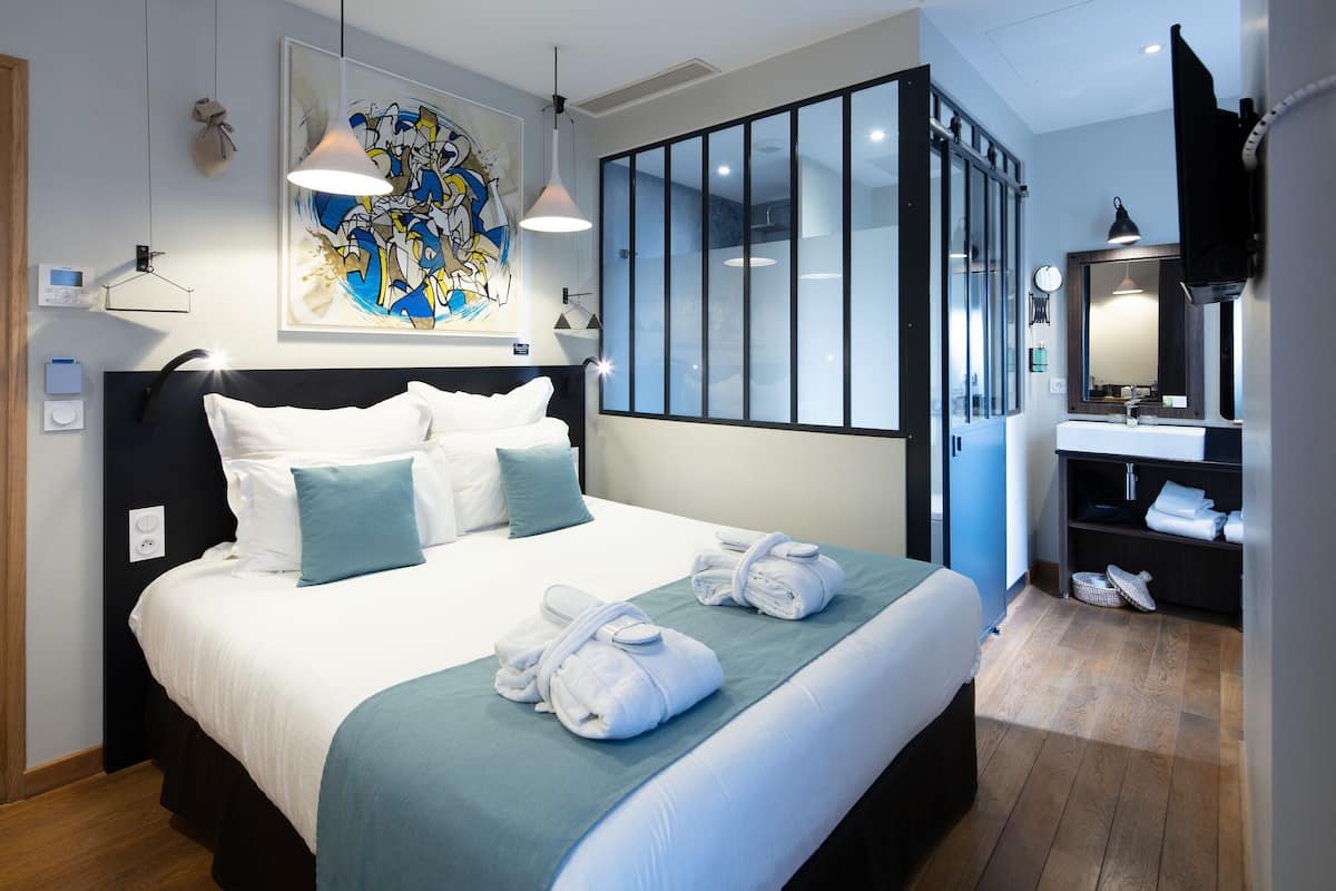 premium room | 1 bedroom, minibar, in-room safe, individually decorated