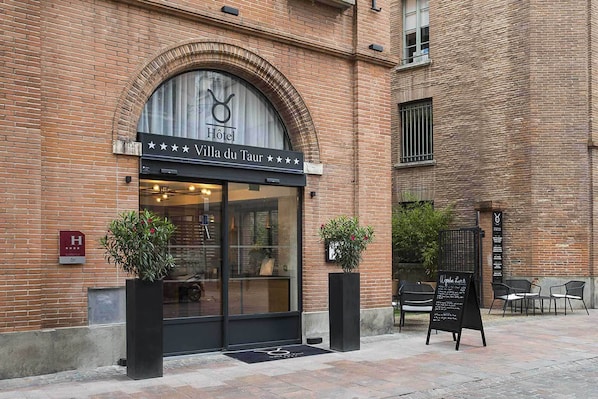 Vista frontal de la propiedad