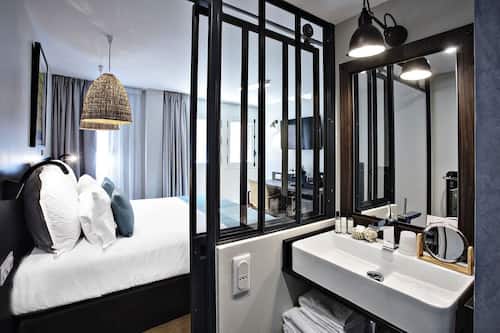 Deluxe Double Room, 1 King Bed | Bathroom | Designer toiletries, hair dryer, bathrobes, slippers