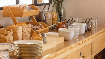 TĂ€gliches kontinentales FrĂŒhstĂŒck (14 EUR pro Person)