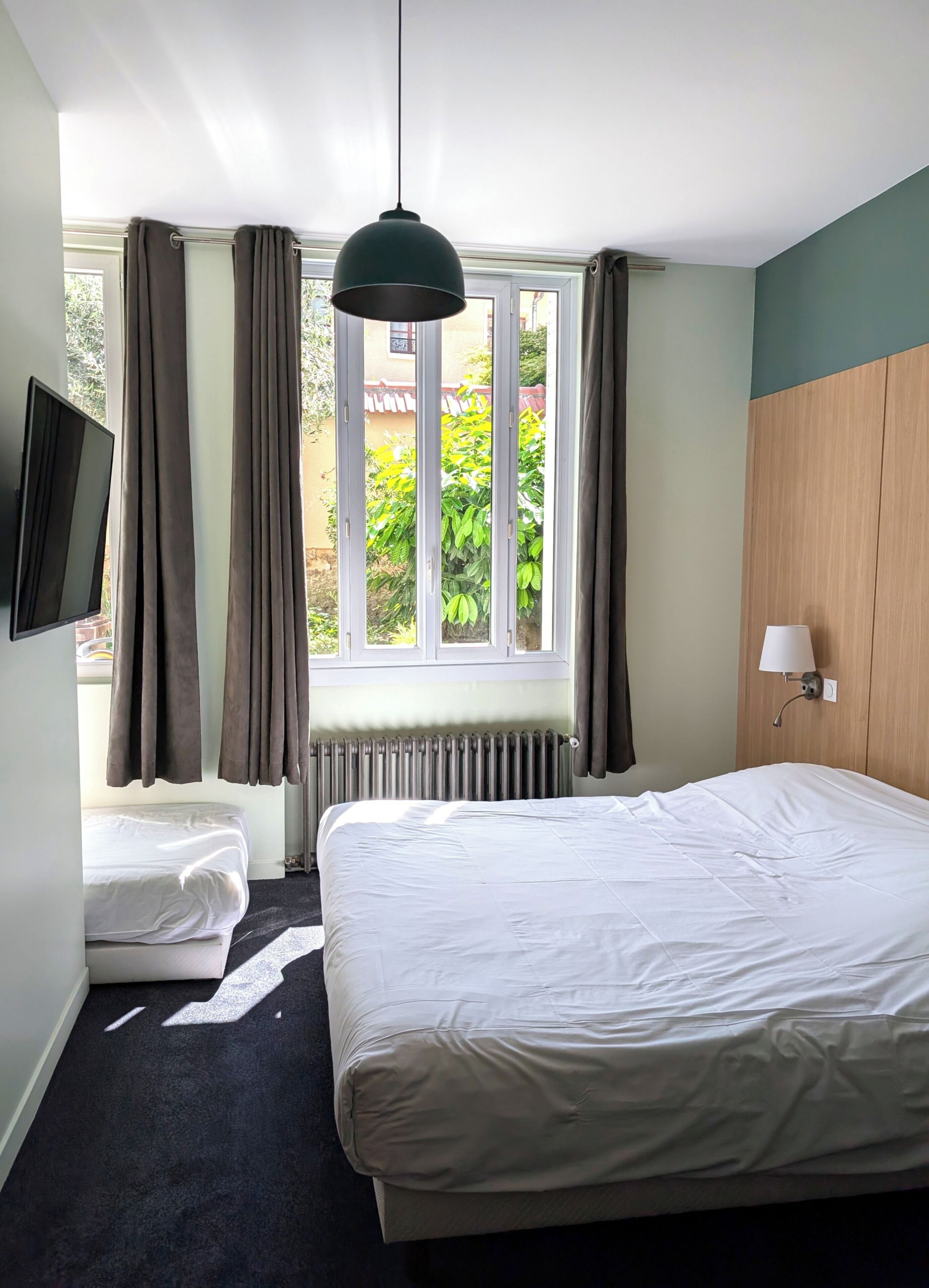 triple room | 1 bedroom, blackout curtains, iron/ironing board, travel cot