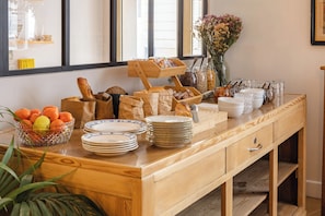 Daily continental breakfast for a fee - Hôtel d'Angleterre (Versailles)