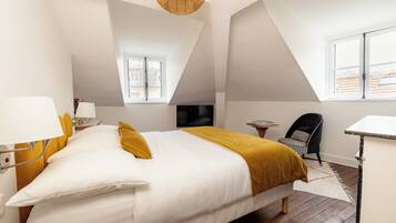 Driepersoonskamer | Verduisterende gordijnen, een strijkplank/strijkijzer, gratis wifi