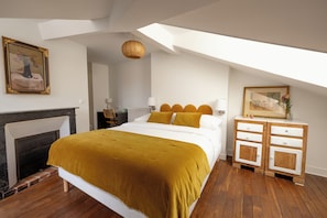 Triple Room | Blackout drapes, iron/ironing board, free WiFi, bed sheets - Hôtel d'Angleterre (Versailles)
