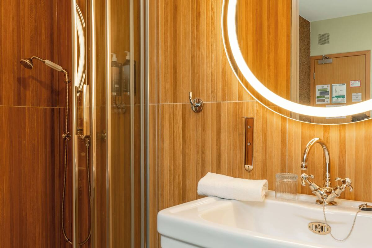 room, 1 double bed | bathroom | free toiletries, hair dryer, towels, soap