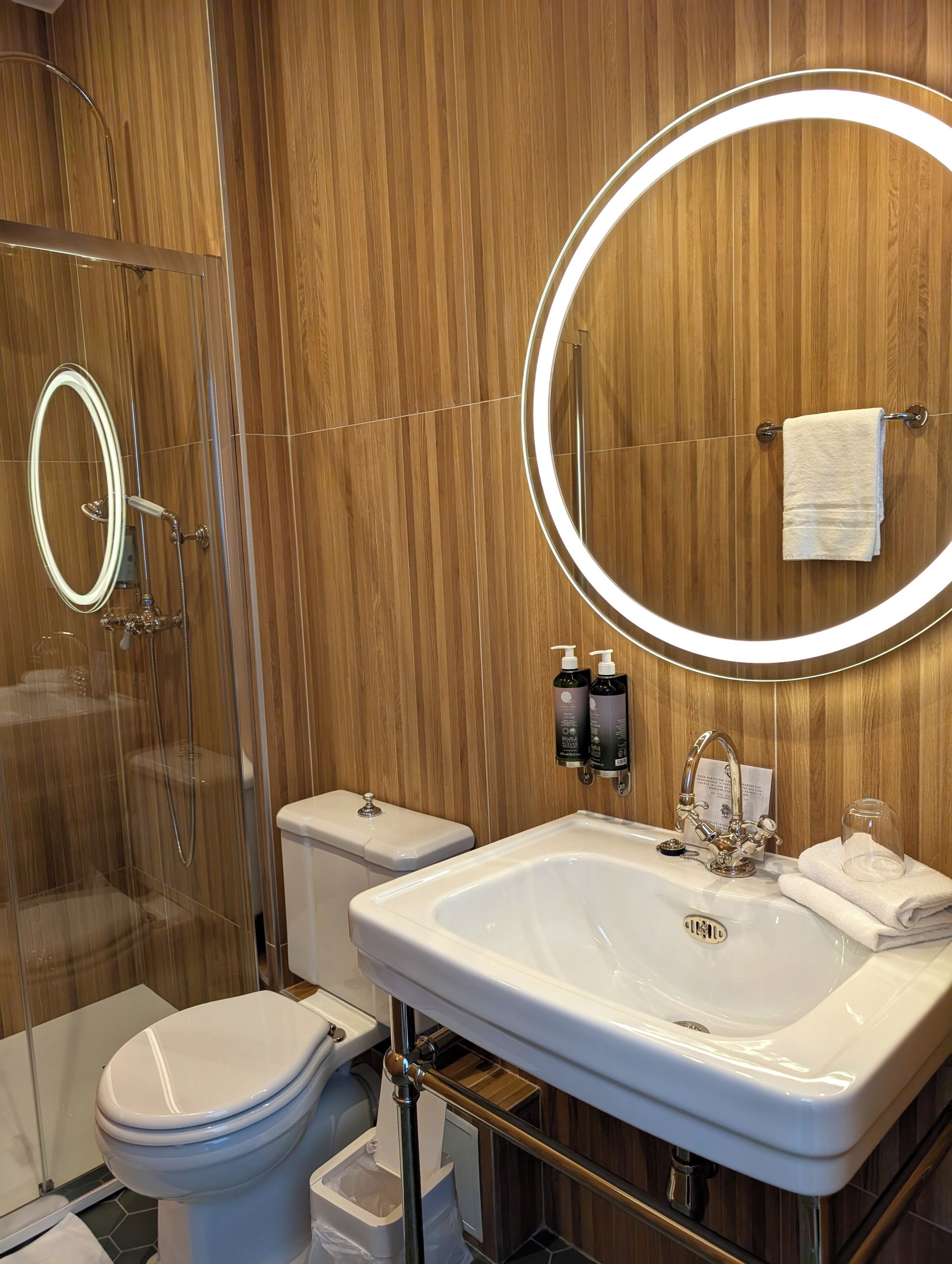 triple room | bathroom | free toiletries, hair dryer, towels, soap