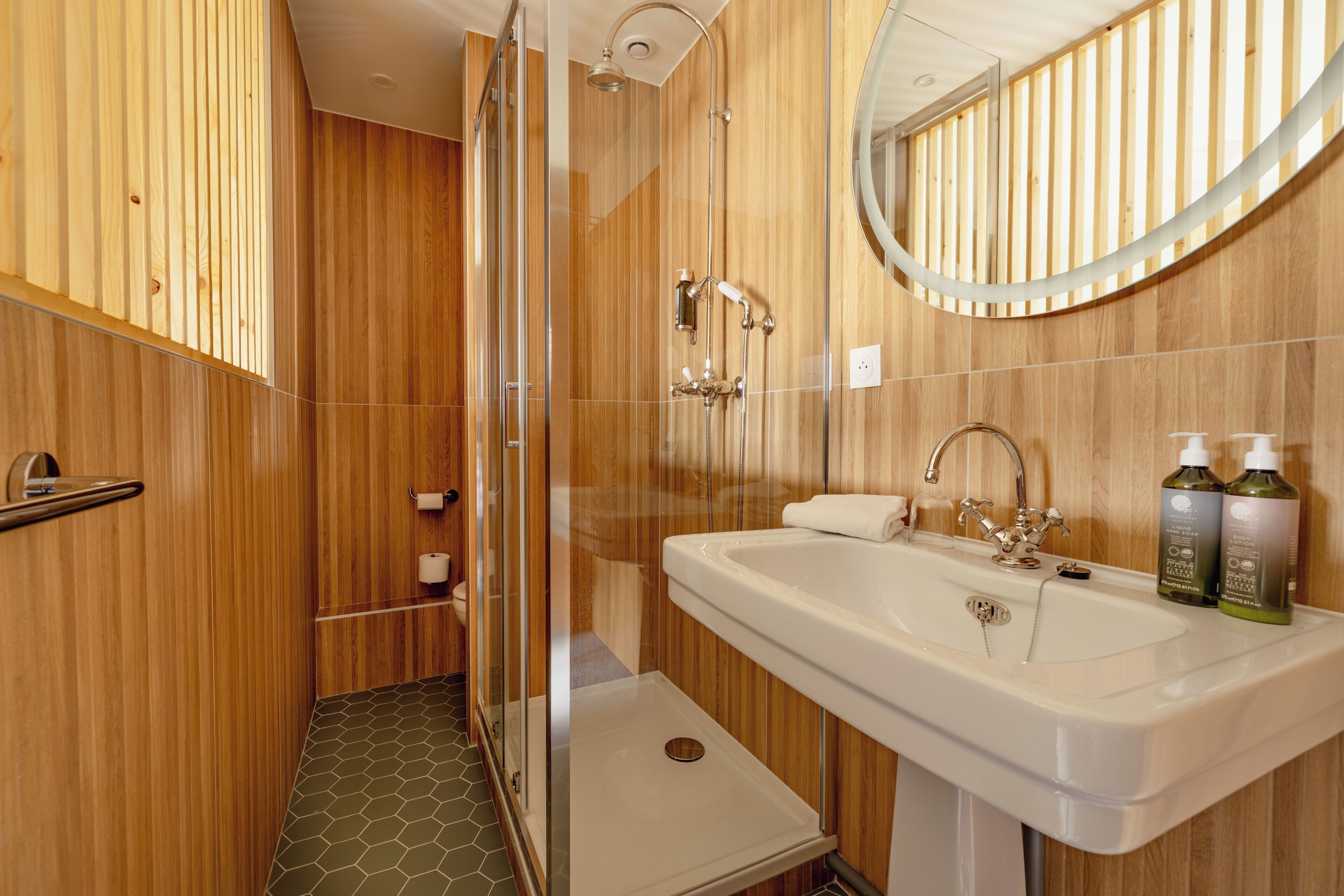 ダブルルーム 禁煙 | バスルーム | バスアメニティ (無料)、ヘアドライヤー、タオル、石鹸