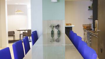 Petit déjeuner continental (14 EUR par personne)