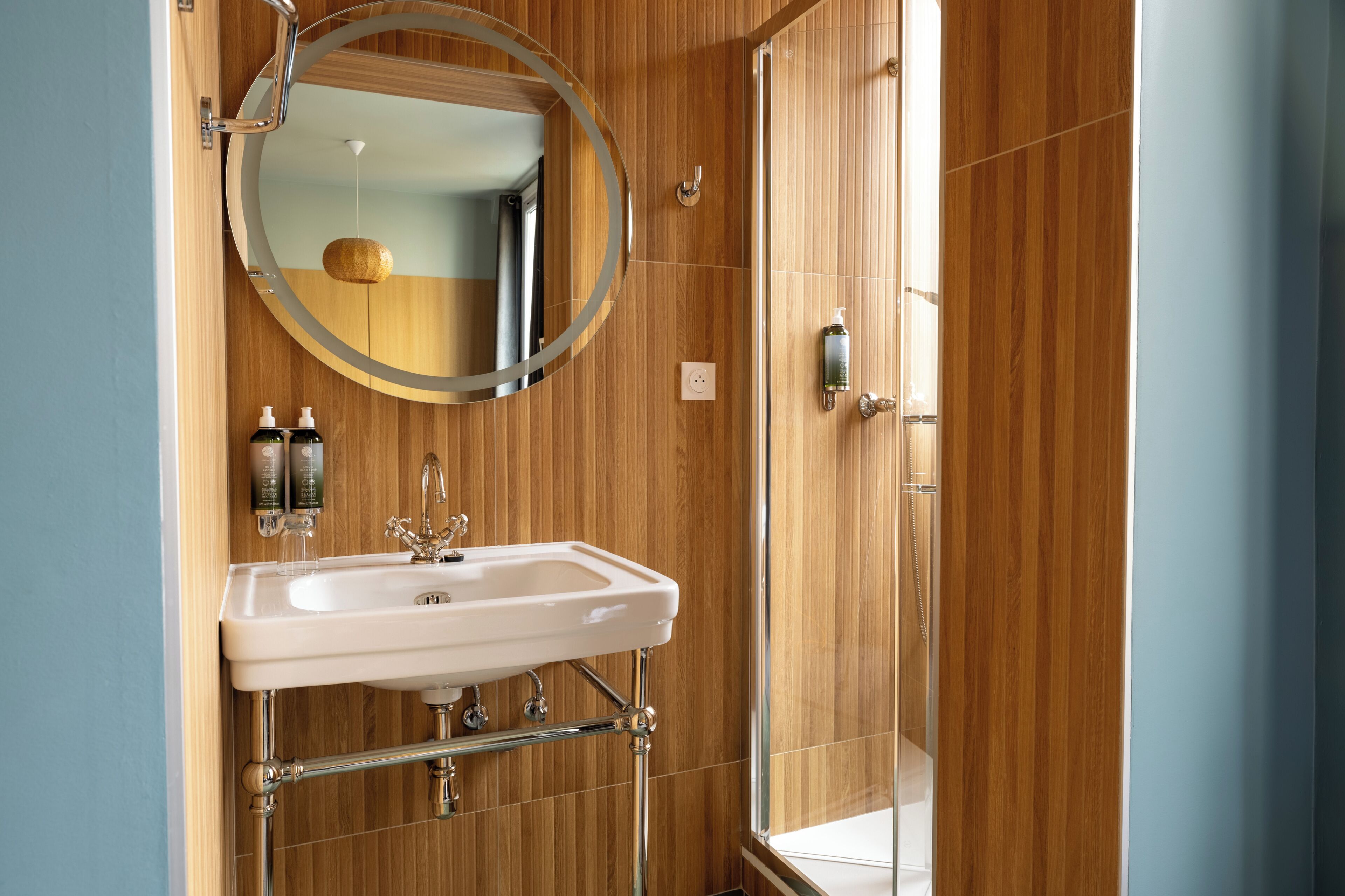 Gratis toiletartikelen, een haardroger, handdoeken, zeep