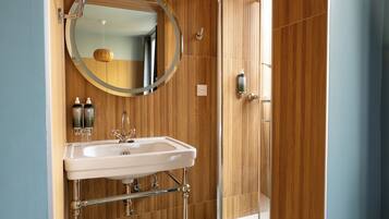 Gratis toiletartikelen, een haardroger, handdoeken, zeep