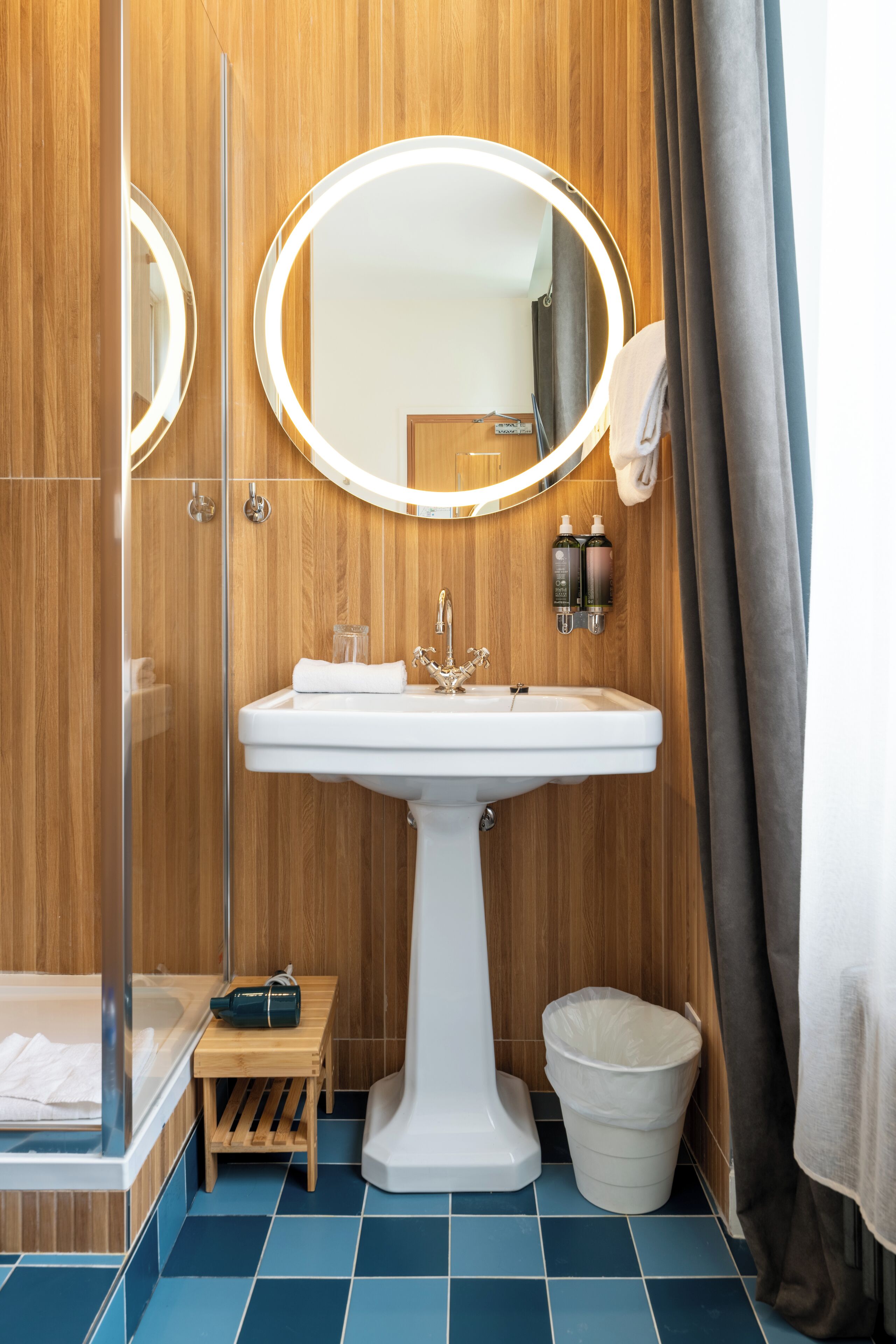 room, 1 double bed | bathroom | free toiletries, hair dryer, towels, soap