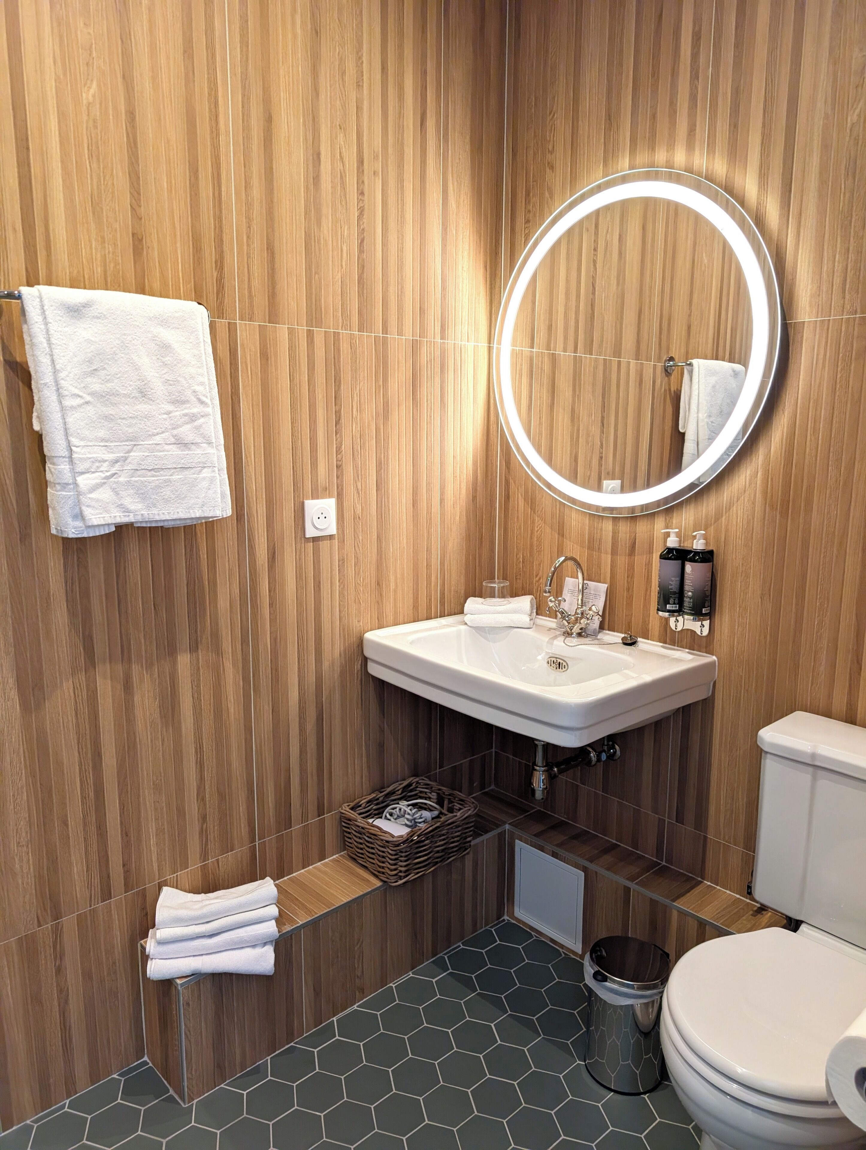 triple room | bathroom | free toiletries, hair dryer, towels, soap