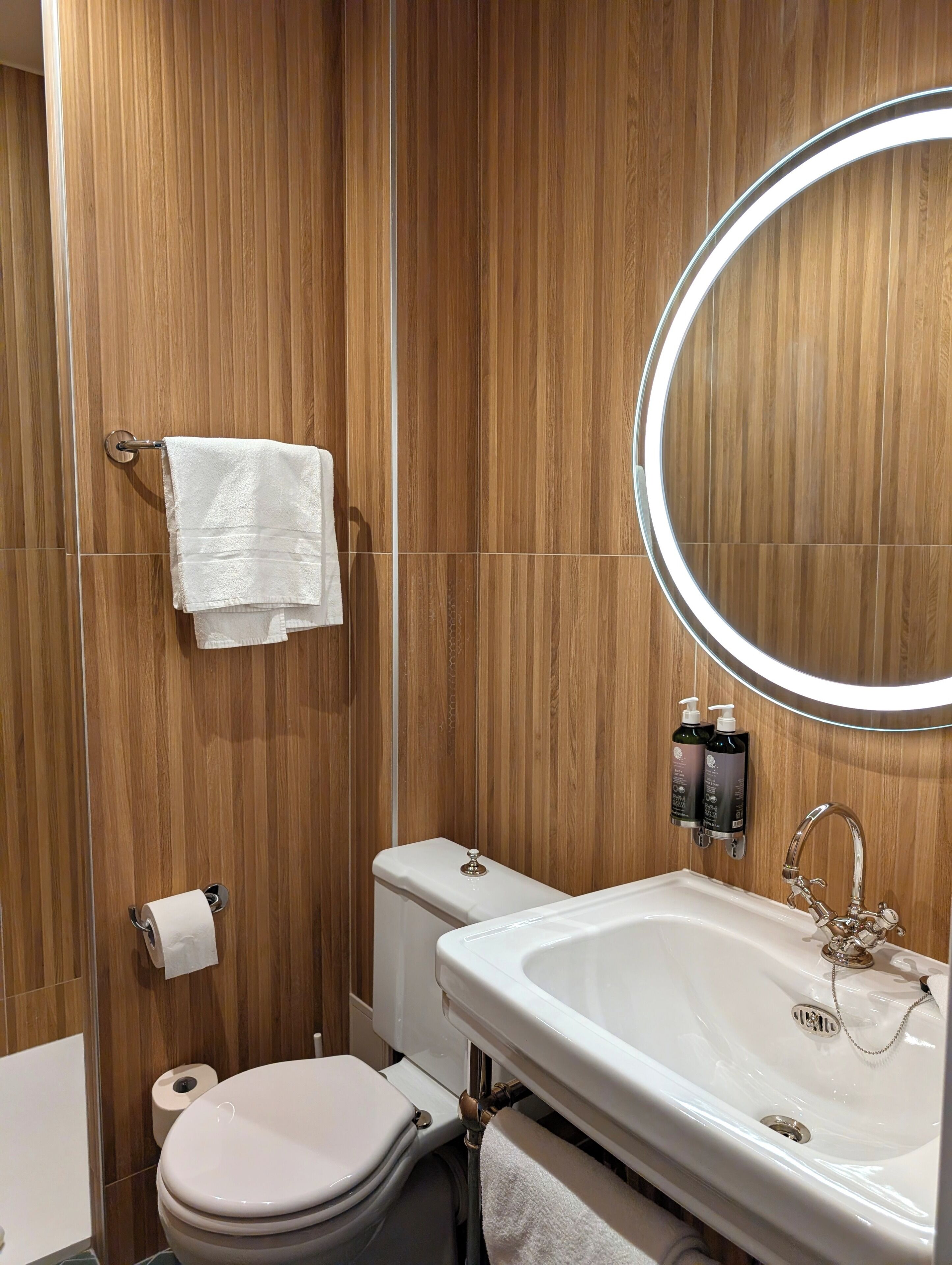 triple room | bathroom | free toiletries, hair dryer, towels, soap