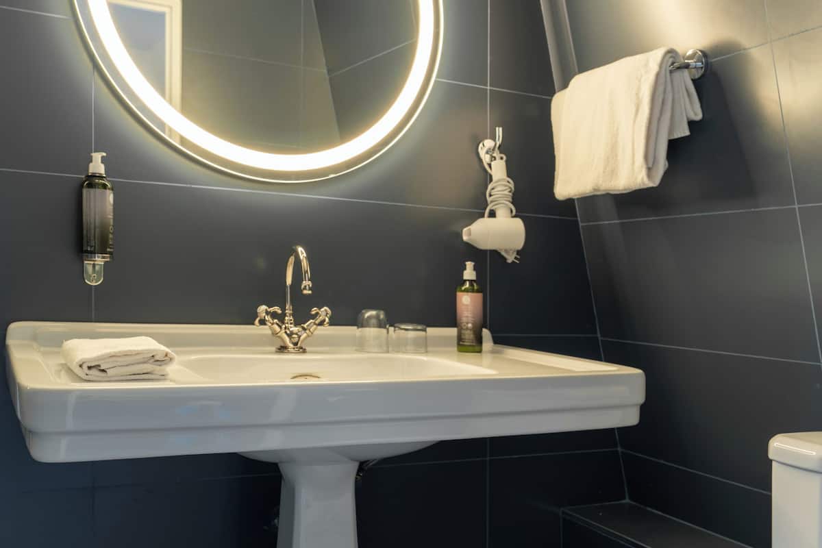 family room | bathroom | free toiletries, hair dryer, towels, soap