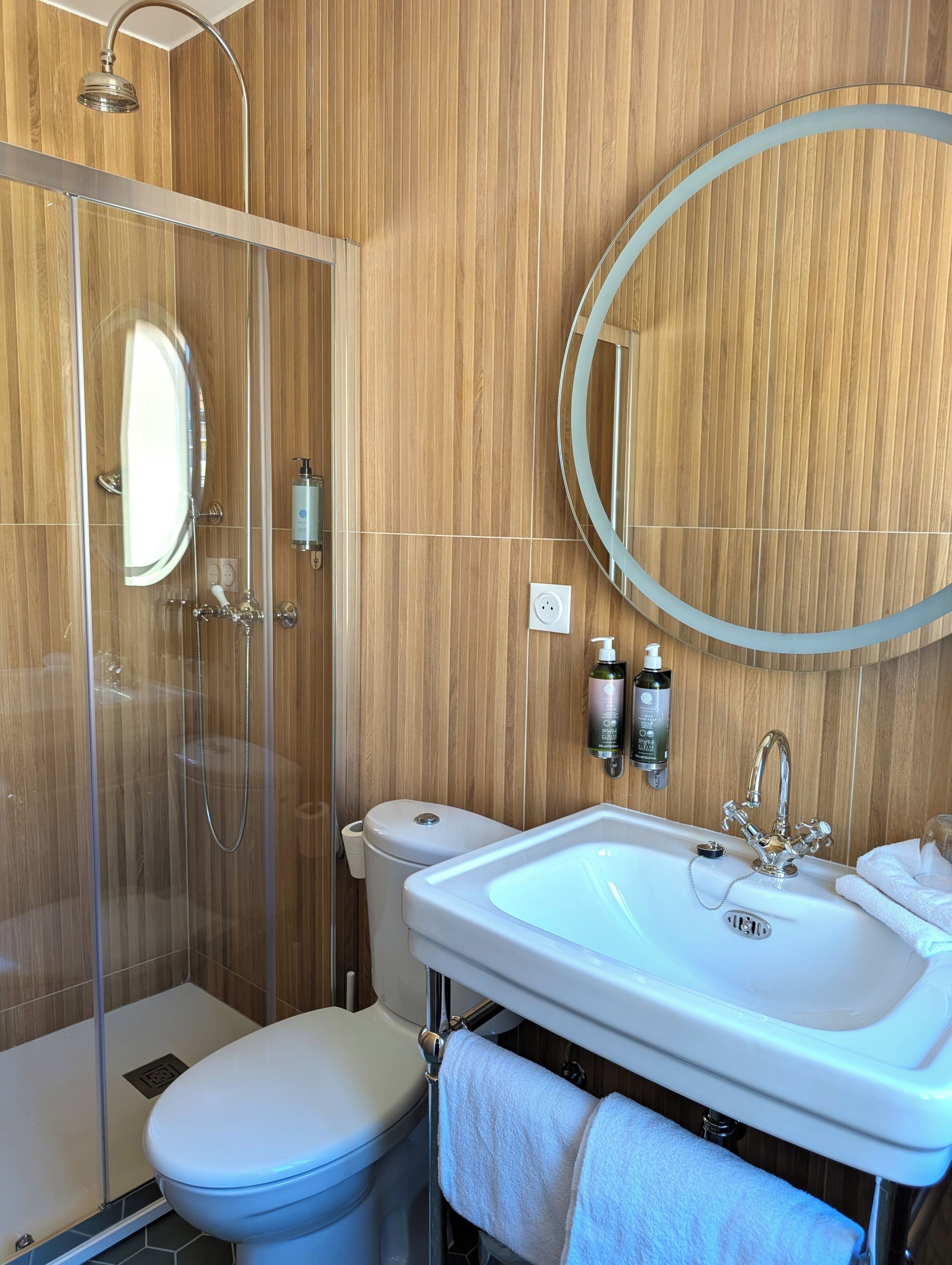 double room, non smoking | bathroom | free toiletries, hair dryer, towels, soap