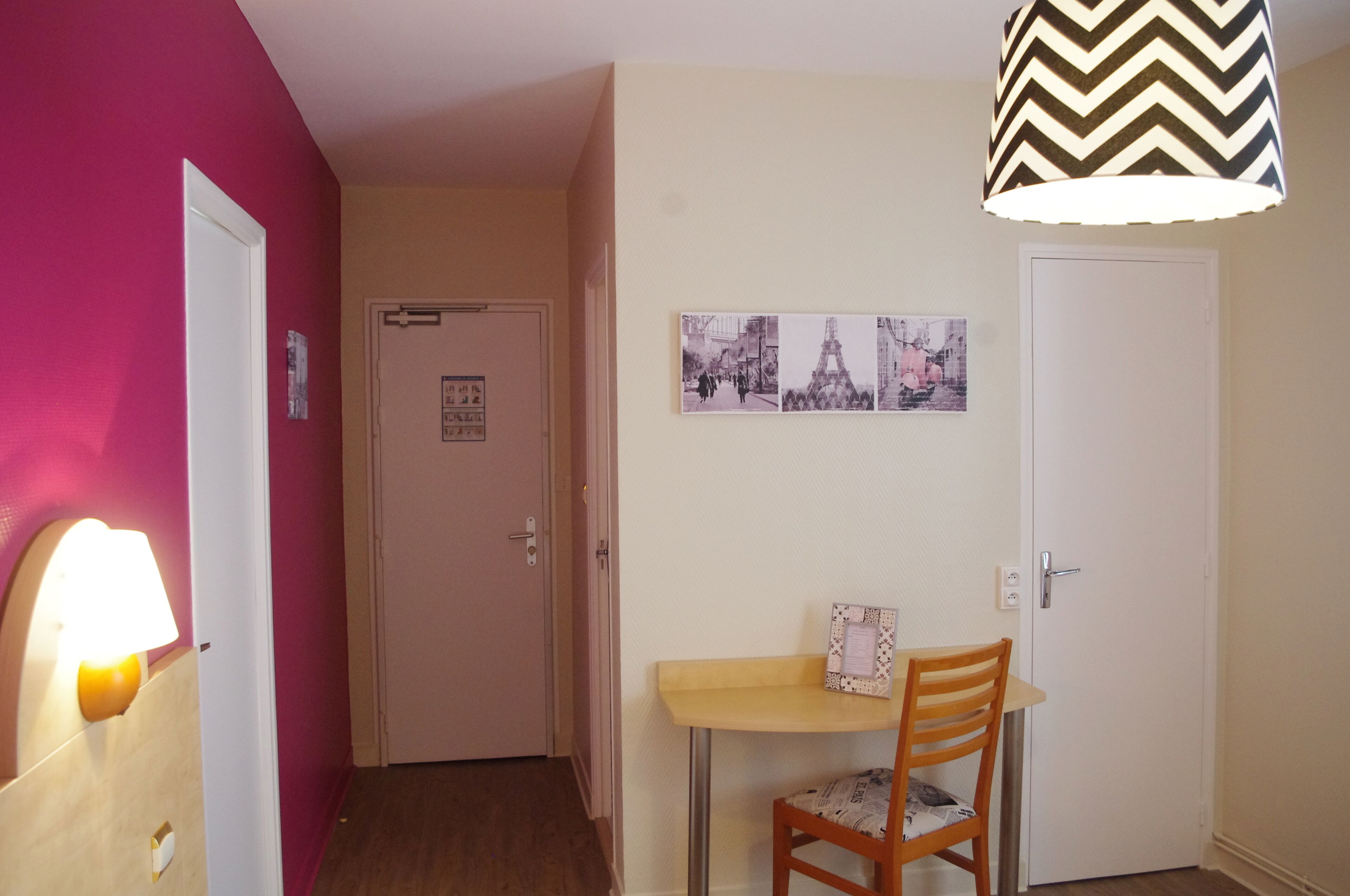 Chambre Familiale | Bureau, chambres insonorisées, lits bébé (gratuits), Wi-Fi gratuit
