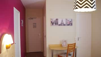 Chambre Familiale | Bureau, chambres insonorisées, lits bébé (gratuits), Wi-Fi gratuit