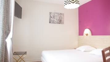 Family Room | Desk, soundproofing, free cribs/infant beds, free WiFi