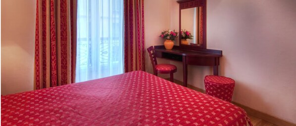 Tallelokero huoneessa, työpöytä, silitysrauta/-lauta, ilmainen Wi-Fi