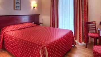 Cofres nos quartos, escrivaninha, ferros/tábuas de passar roupa