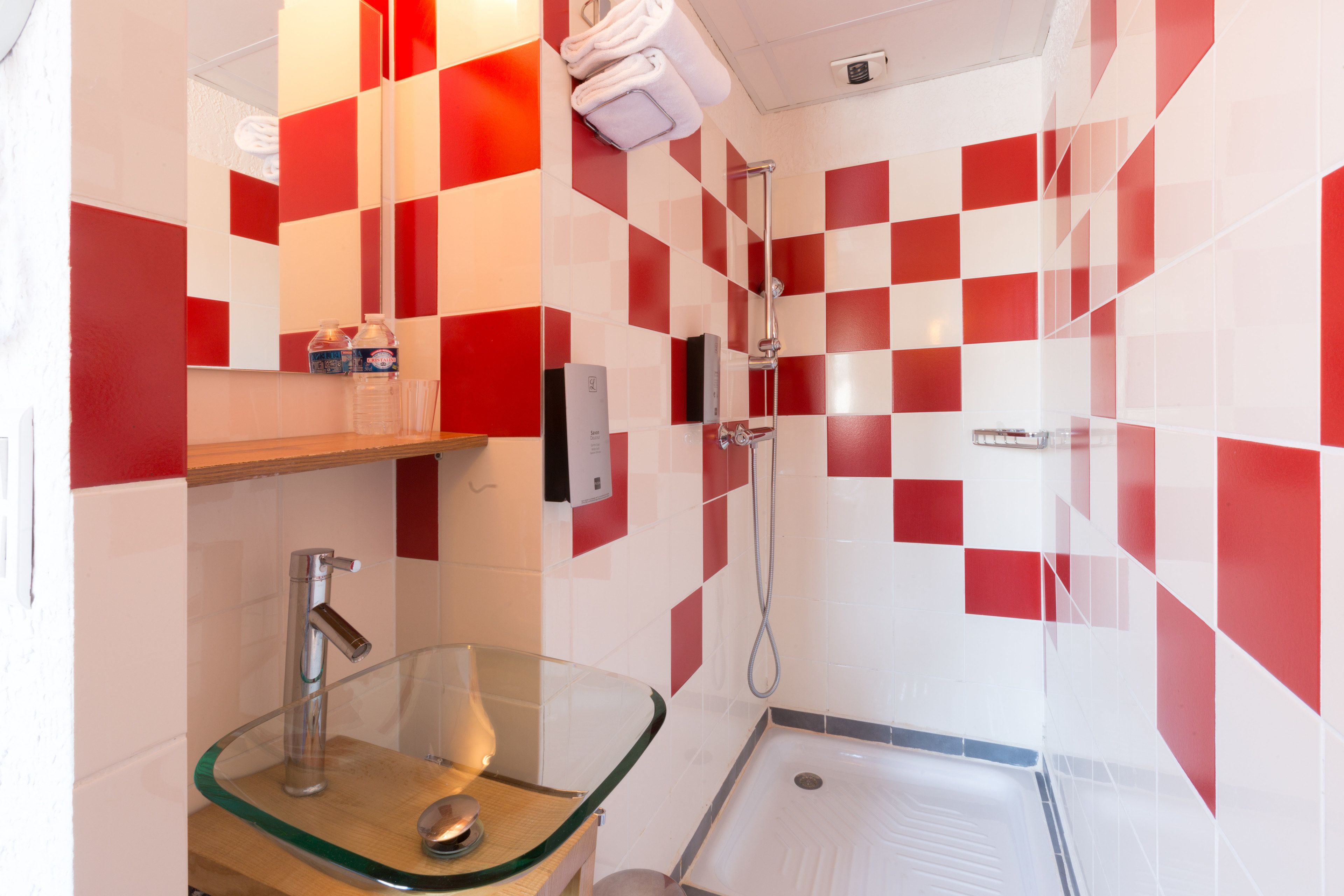 standard double room | bathroom | combined shower/bathtub, free toiletries, hair dryer, towels