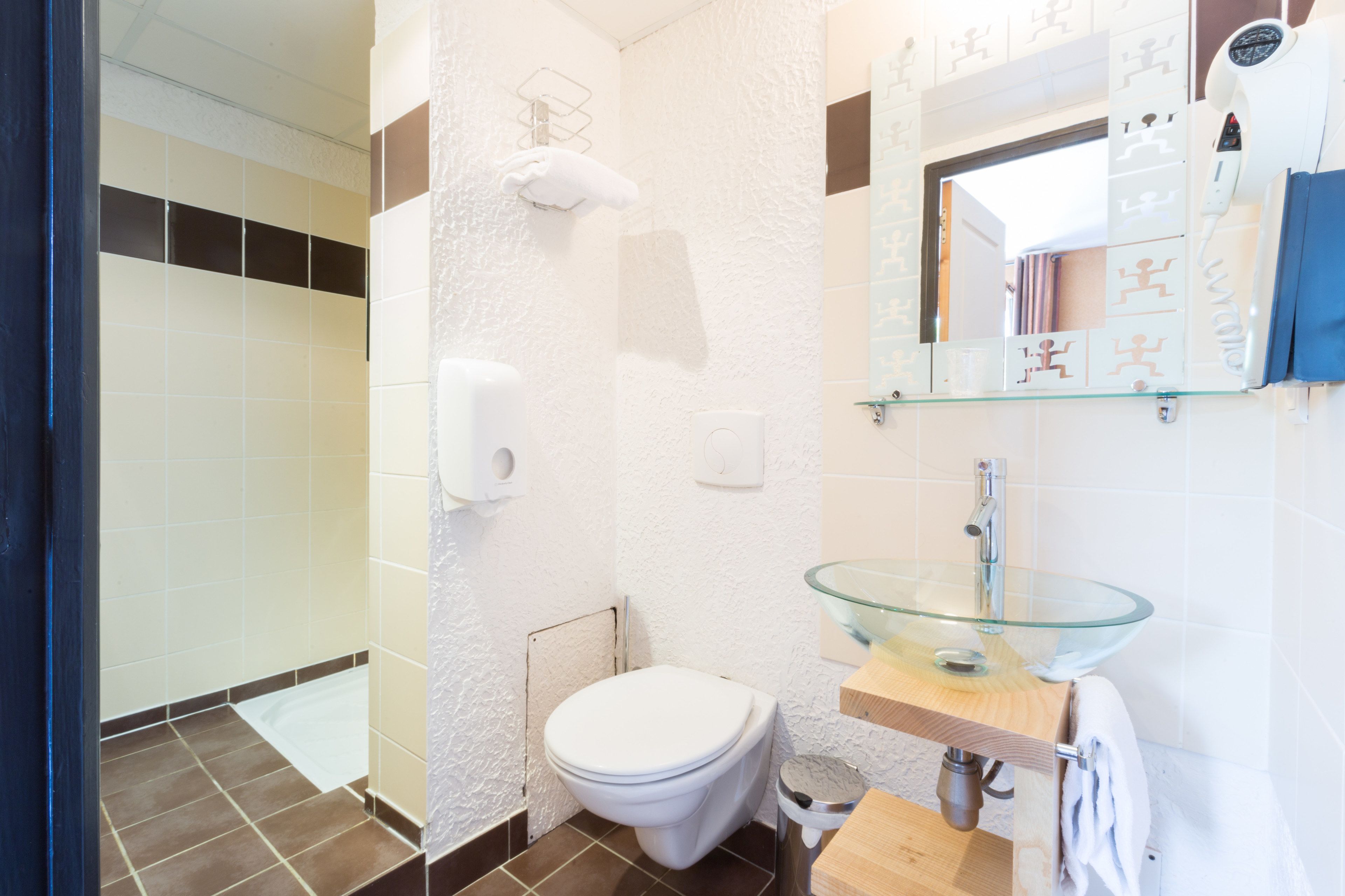 comfort double room | bathroom | combined shower/bathtub, free toiletries, hair dryer, towels