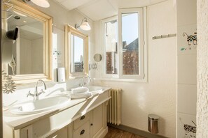 Chambre Double Supérieure, 1 grand lit | Salle de bain