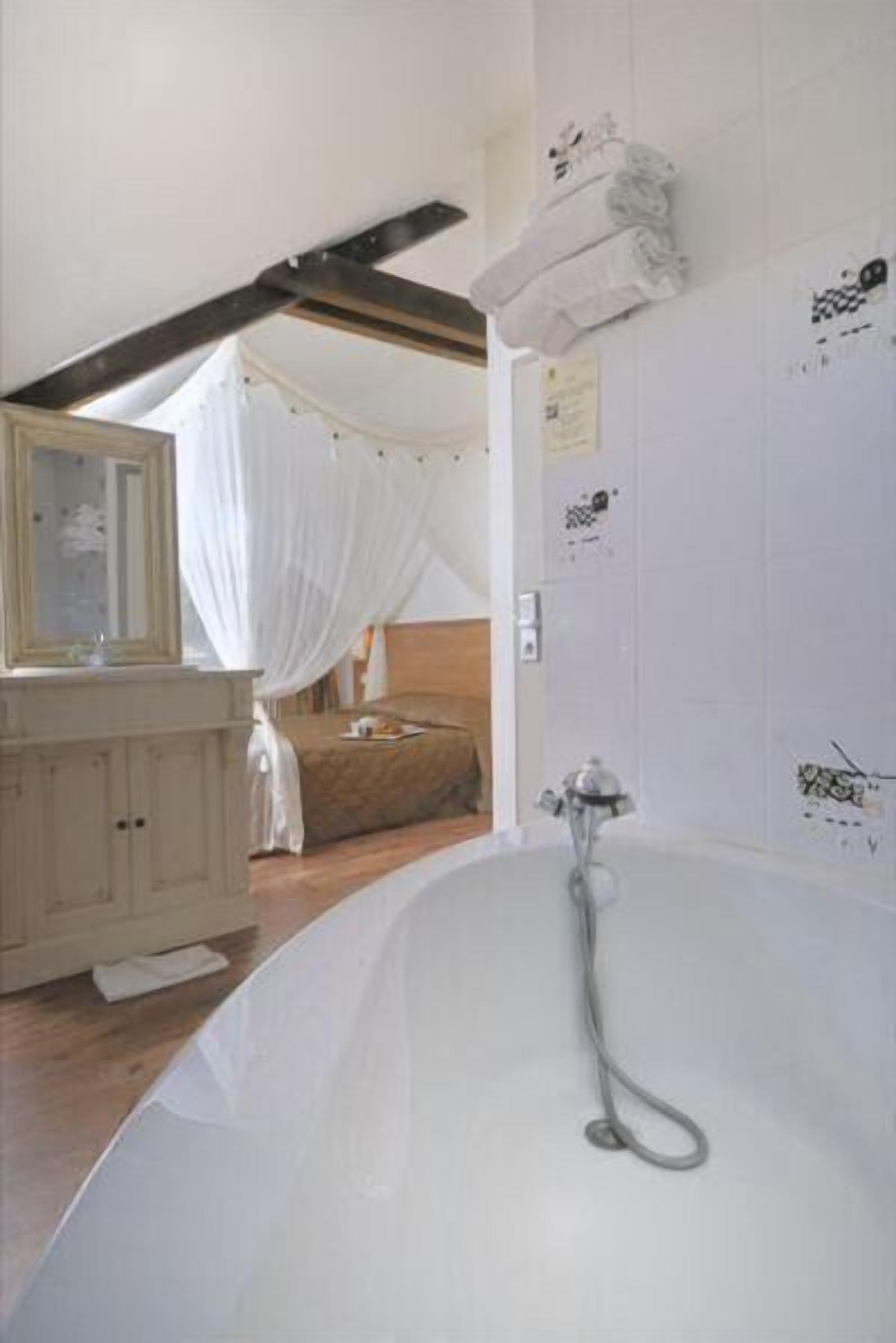 deep-soaking bathtub