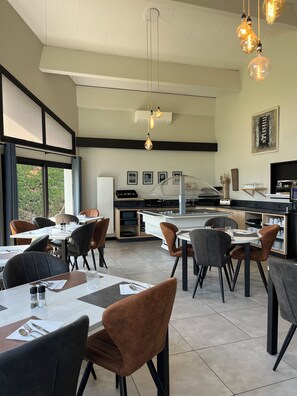 Breakfast, lunch and dinner served - Citôtel les Eleis (Saint-Martin-de-Fraigneau)