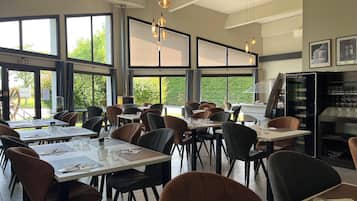 Aperto a colazione e pranzo, cucina francese, con vista sul giardino