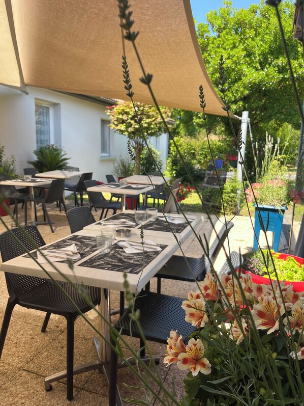 Se sirven desayunos y almuerzos; cocina francesa; con vista al jardín