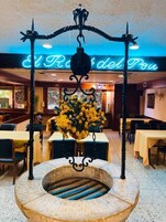 供应午餐和晚餐，地中海菜，室外就餐