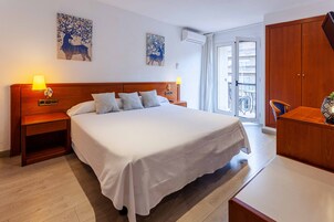 标准双人房 | 客房内保险箱、办公桌、免费 WiFi、床单