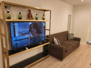 Familien-Studiosuite | Wohnbereich | 26-Zoll-Flachbildfernseher mit Digitalempfang, Fernseher