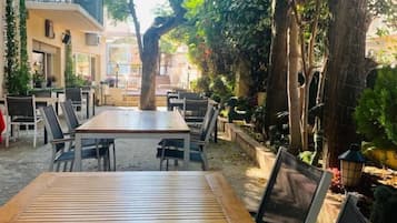 Se sirven almuerzos y cenas, restaurante con mesas al aire libre