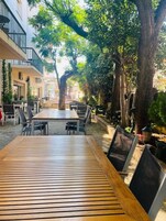 供应午餐和晚餐，地中海菜，室外就餐