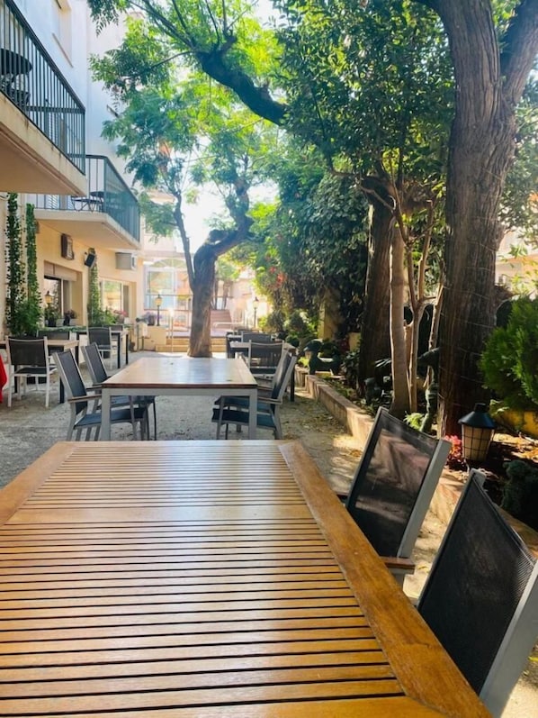 供應午餐和晚餐,地中海料理,露天餐廳