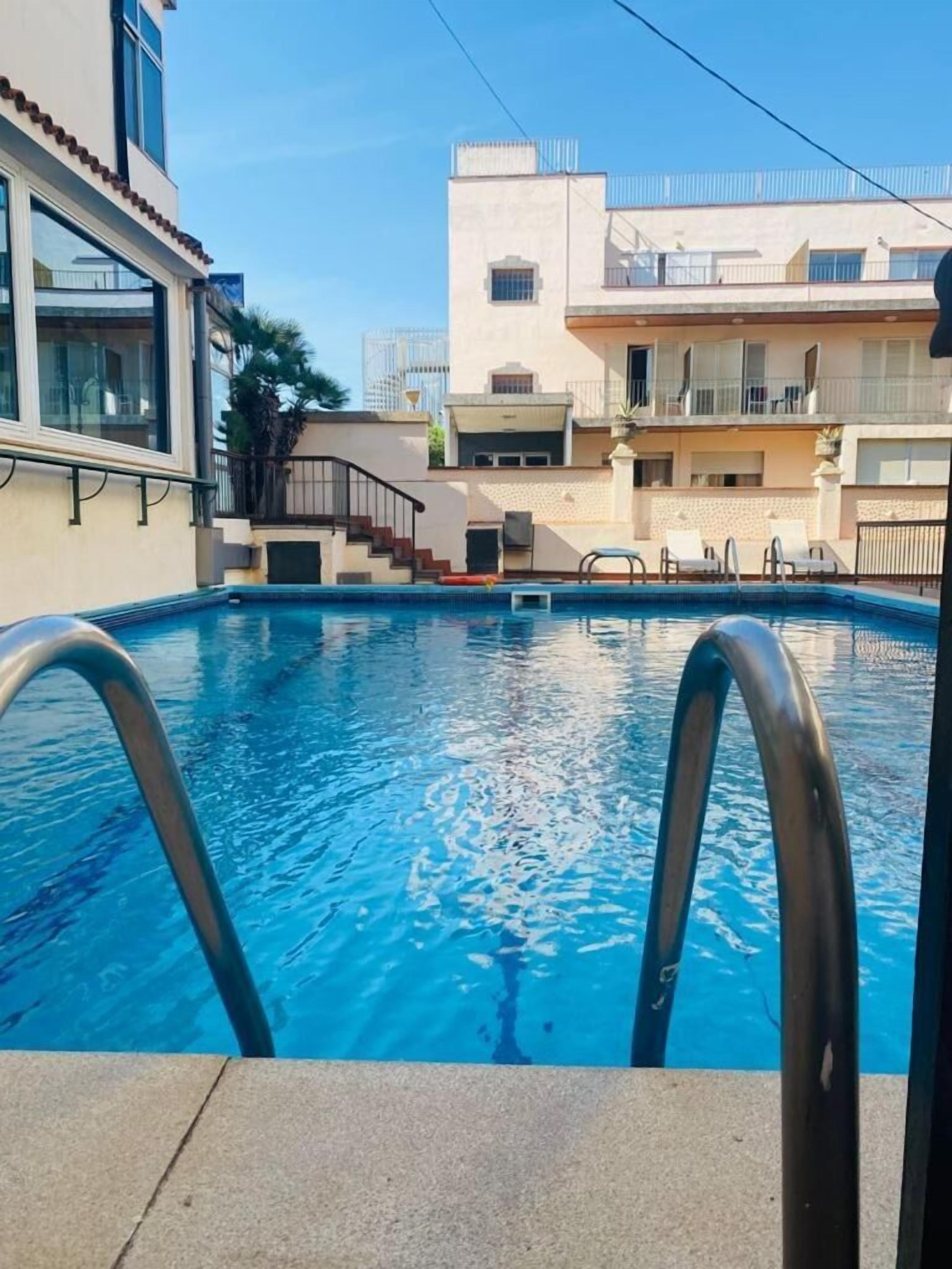 Outdoor pool, pool loungers