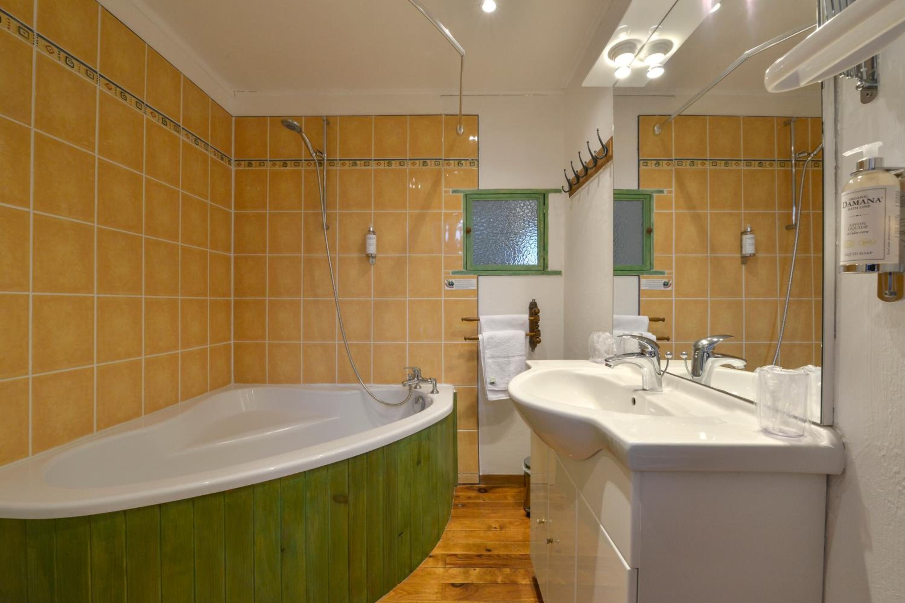 Un baño con bañera, lavamanos y ducha.