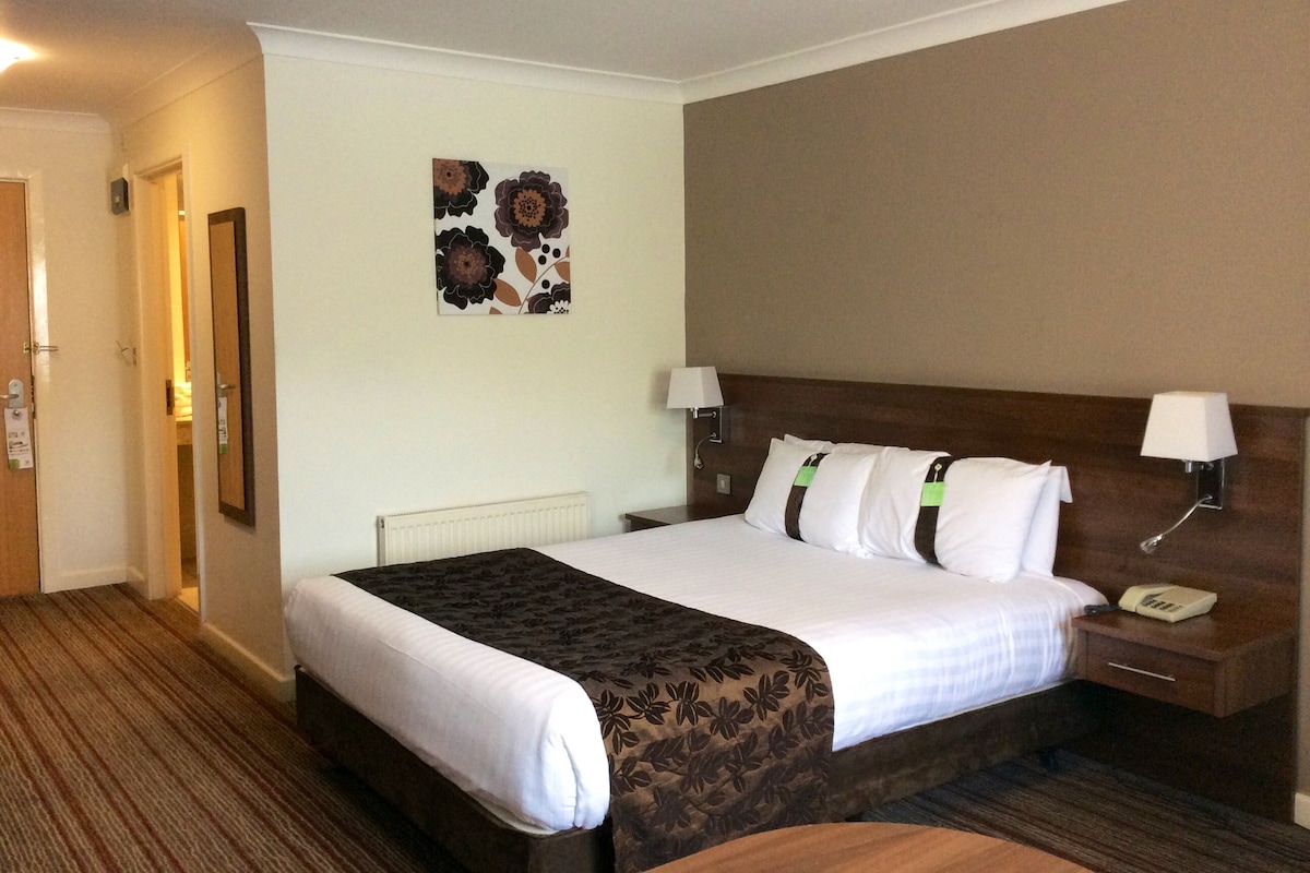 Standard Room, 1 Double Bed, Accessible | 1 bedroom, in-room safe, desk, iron/ironing board