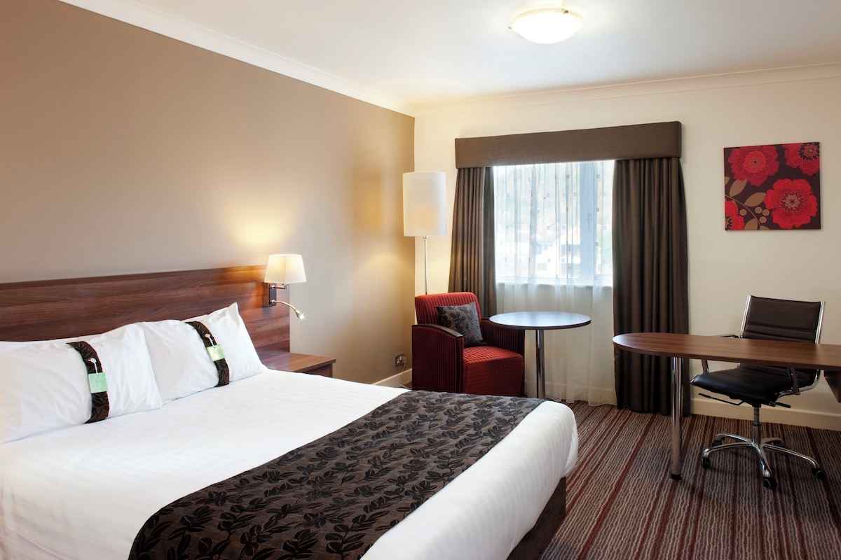 Standard Room, 1 Double Bed | 1 bedroom, in-room safe, desk, iron/ironing board
