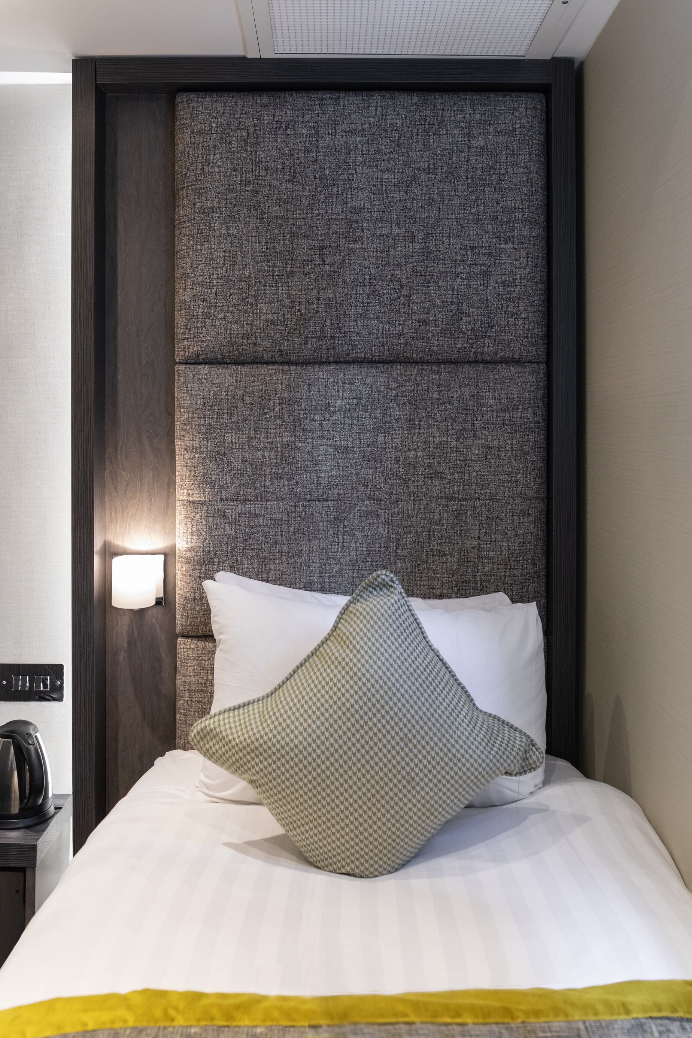 classic single room, 1 single bed | 1 bedroom, in-room safe, soundproofing, iron/ironing board