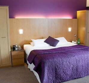 办公桌、熨斗/熨板、免费婴儿床、床单