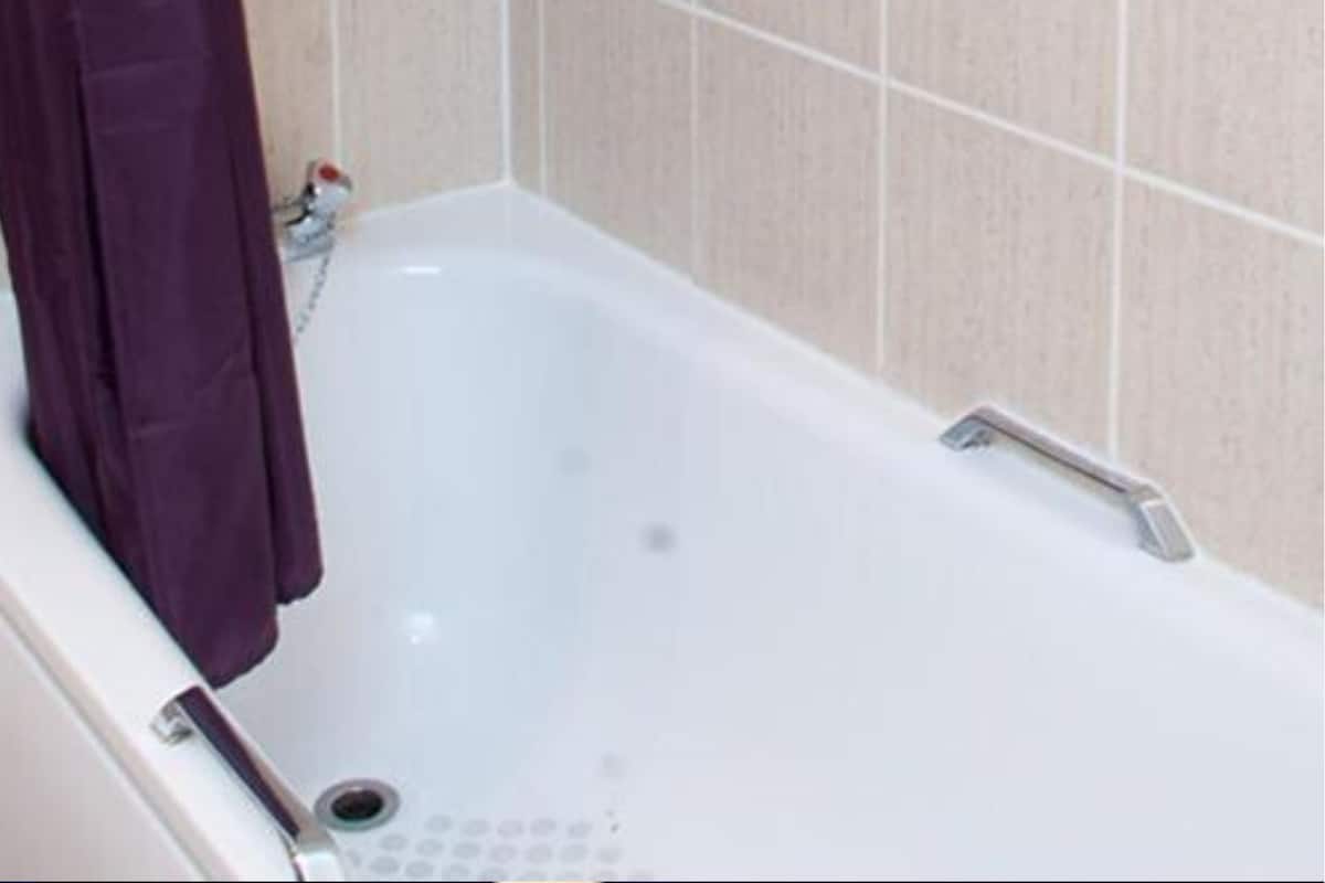 Combined shower/bathtub, hair dryer, towels