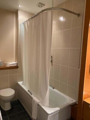 Combined shower/tub, hair dryer, towels
