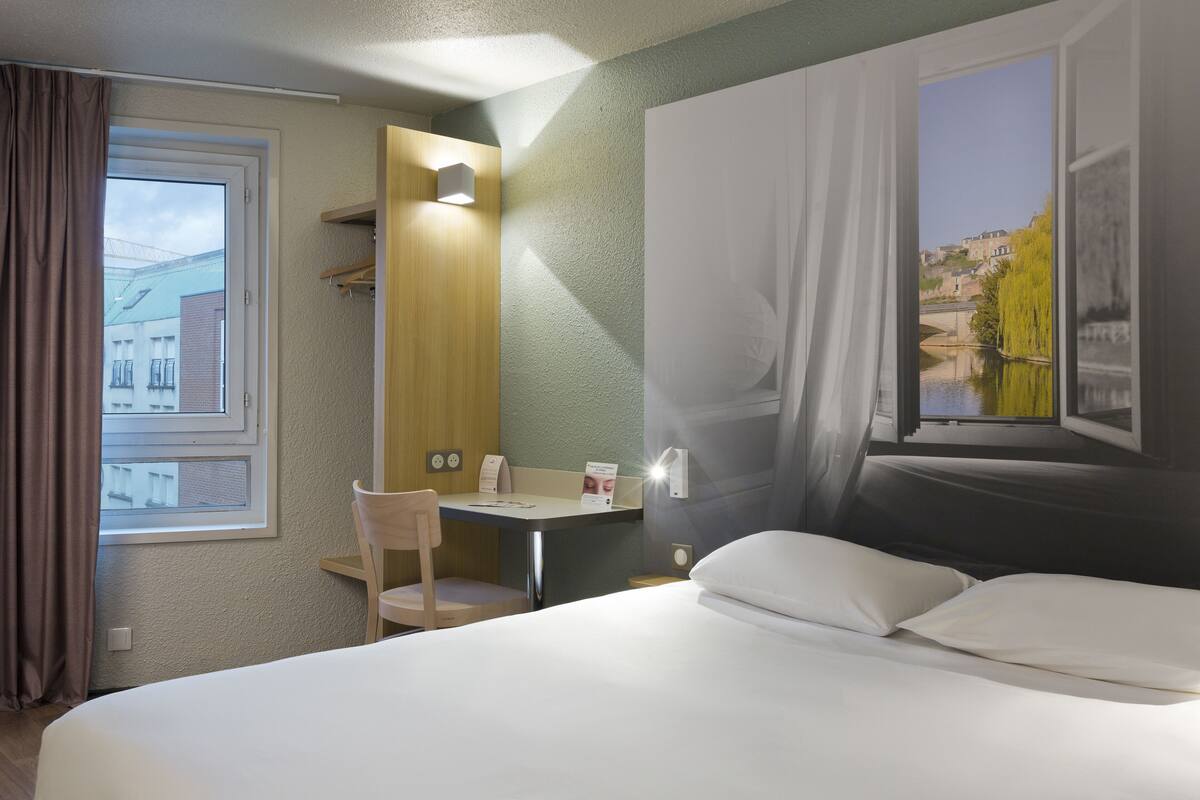 Italiaanse Frette-lakens, luxe beddengoed, een bureau